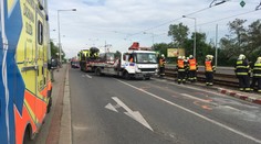 Řidič odtahovky omdlel za jízdy a způsobil nehodu! 2 ženy se zranily