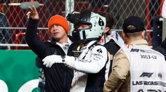 Brad Pitt omdlel na závodech F1 ve Vegas. Za půl roku to uvidíte v kině