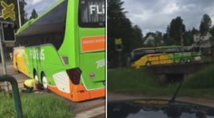 Dálkový autobus uvázl na vlakovém přejezdu. Cestující museli evakuovat