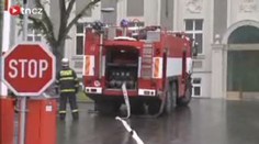 V Praze hořel domov důchodců, senioři museli ven. Ale jen jako