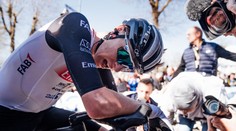 Tvrdý pád cyklistické superstar. Slovinec si po pádu ošklivě zlomil zápěstí