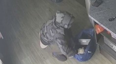 Kamery zachytily zloděje, kterému při loupeži padaly kalhoty. Hledá ho policie