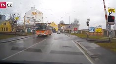 Řidič MHD se s tím nemazal! Vzal to přes koleje na červenou! VIDEO