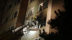 NOČNÍ DRAMA: V paneláku hořela kuchyň! Tři lidé se zranili, evakuovali celý dům