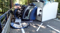 Z náklaďáku vypadalo 30 tun kamení, dva mrtví! Policie řekla více k nehodě