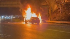 Vážná dopravní nehoda v Praze. Obě auta po střetu začala hořet