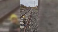 Rodiče nechali děti hrát si na kolejích, vlak projel těsně po jejich odchodu