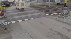 Řidič ignoroval světla na přejezdu, málem ho smetl rychlík! VIDEO
