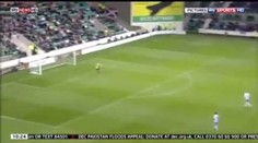 VIDEO: Gól přímo z výkopu aneb jak "vyčmoudit" gólmana