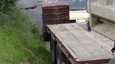 HRŮZA! Sedmnáctiletý cyklista ZEMŘEL POD NÁKLAĎÁKEM! Se sluchátky na uších mu vjel přímo DO CESTY!