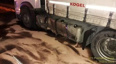 Kamion se na Tachovsku srazil s autem, hasiči zastavili unikající naftu