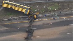 Autobus plný dětí narazil do auta popelářů. Zbyl z něj vrak. 2 mrtví