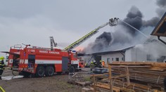 K požáru pneuservisu vyjely desítky hasičů. Škody jdou do milionů korun