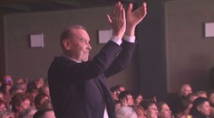 Margita se konečně odvážil do divadla. I Hanka seděla v hledišti, vzkázal