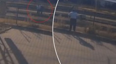 Žena spadla do kolejiště, nemohla se hnout! Policista pro ni skočil