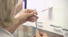 Stát na poslední chvíli shání materiál na očkování. Situaci kritizuje opozice