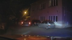 Muž prchal před policií s ženou a dítětem v autě. Pak utekl na střechu domu