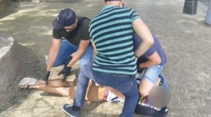 VIDEO z drsného zásahu: Zloděj rozbil oběti brýle, takhle ho složili