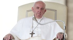 Papež František nadával homosexuálům. Jenom to popletl, brání ho církev