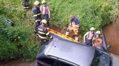 Řidič dostal záchvat kašle a nezvládl řízení. I s autem skončil v potoce