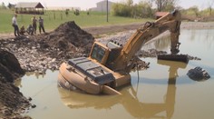 Past na bagr: Smál se kolegovi, teď jeho stroj také trčí v bahně