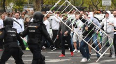 Válka v Madridu! Polští fanoušci v bitce s policií napadali i koně!