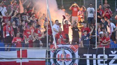 Divočina na vyprodaném stadionu v Brně. Na hřišti skončila i světlice