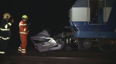 Opilý řidič nechal auto stát na přejezdu, smetl ho vlak
