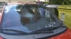 Vandal se jen tak proběhl po cizích vozech, lidem zůstaly oči pro pláč