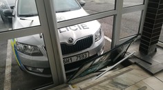 Muž si to rozdal s policejním autem na nože! Zběsile ho bodal