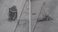 Vozíčkář přebral a padal z vozíku. Lidem vulgárně nadával. VIDEO