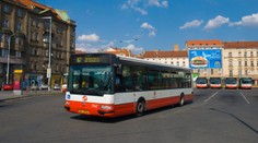 Na řidiče autobusu v Praze vytáhl cestující nůž. Klidné reakci lidé tleskají