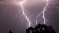 Do Česka dorazily bouřky, meteorologové upřesnili výstrahu. MAPY