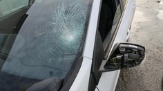Šokované řidičce na Klatovsku cosi přistálo na autě. Co? Tomu neuvěříte!
