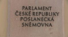 Do Sněmovny můžou bez kontroly stovky lidí. Dostanou se tam díky speciální kartě