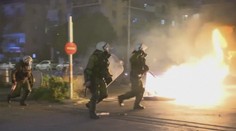 Policisté zmlátili muže kvůli roušce, ulice Athén zaplnili demonstranti