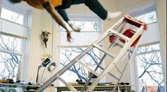 Osudová vteřina nešiky na žebříku