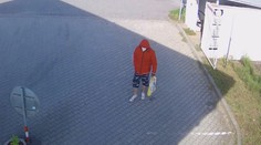 Čerpadlářka vyhnala zloděje smetákem. Muži teď hrozí deset let