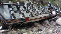 V Peru se zřítil autobus do rokle, zemřelo nejméně 27 dělníků