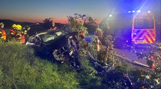 Řidička v BMW přerazila tři stromy, z hrůzné nehody vyvázla lehce zraněná