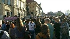 Lidé zaplnili Hradčanské náměstí na protest Zemanovi a Babišovi 