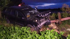 Auto vyletělo ze silnice, nabouralo Boží muka, řidič na místě zemřel