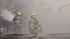 Vyšetřování požáru továrny na plasty pokračuje. Hasiči objevili další čtyři ohniska