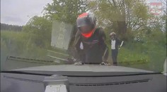 Zmatený motorkář šlápl na plyn a ujížděl policii. Skončil zabořený v poli