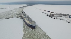 Oteplování? Tanker poprvé projel arktické moře bez ledoborce!