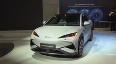 Macron zahájil pařížský autosalon. Vládnou mu vozy na elektrický pohon