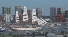 Do Amsterdamu míří miliony turistů. Chtějí si prohlédnout obří flotiulu