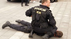 Policie dopadla dva vařiče pervitinu, jeden se skrýval mezi zahrádkáři