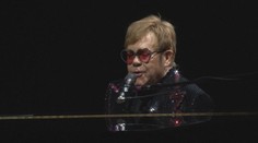 Elton John odehrál svůj poslední koncert v USA. S Evropou se rozloučí příští rok