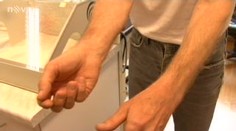 Policista zranil muže. Připoutal ho k topení